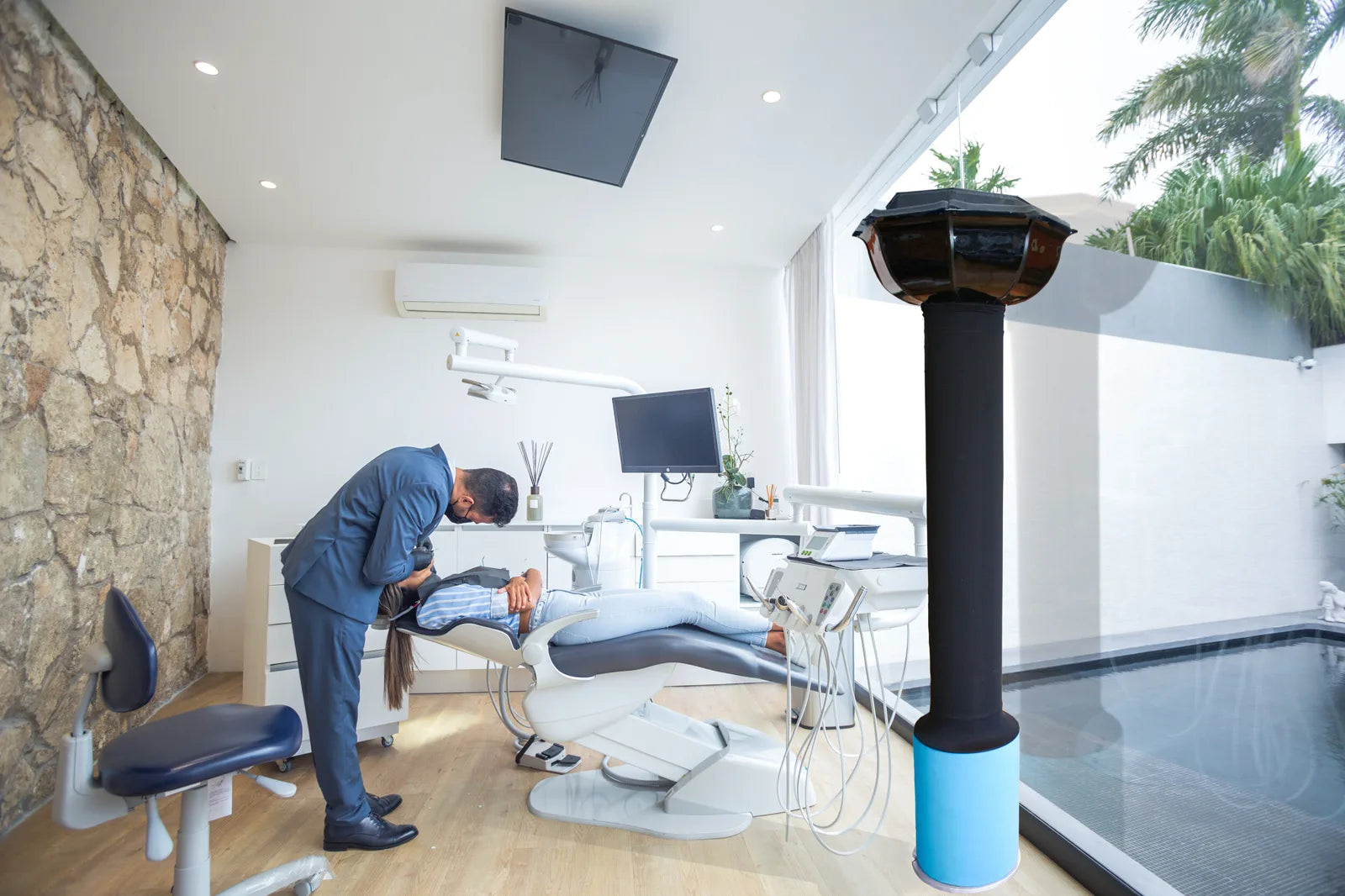 An earlier AirTulip tower beside a dental treatment chair